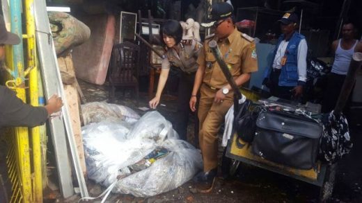 Warga Bekasi tangkap basah orang yang membuang kasur ke bantaran kali