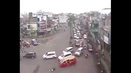 Seorang sopir angkot tabrak polisi lalu lintas ketika sedang bertugas