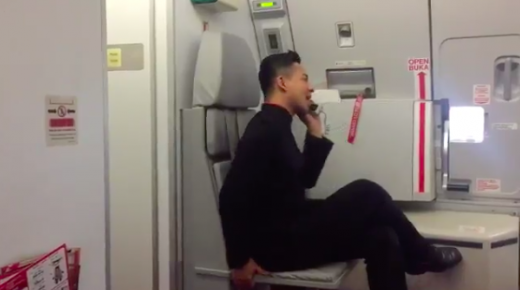 Kocak: Pramugara Air Asia parodikan video klip âToxicâ milik Britney Spears