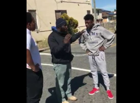 Inspiratif: Aksi seorang pria lerai dua bocah yang berkelahi di jalanan jadi viral