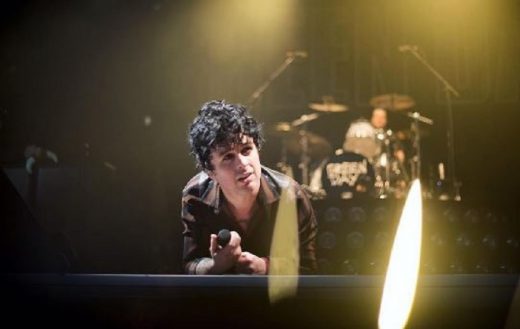 Frontman Green Day bikin anak kecil nangis, ajak ngerock di panggung lalu hadiahkan gitar keren miliknya