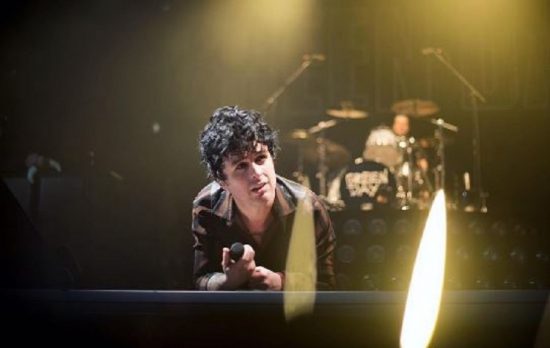 Frontman Green Day bikin anak kecil nangis, ajak ngerock di panggung lalu hadiahkan gitar keren miliknya