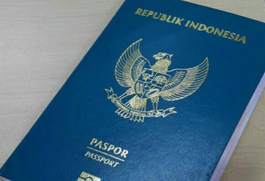 Arogan banget: Petugas imigrasi kesal, lempar berkas saat layani pengurus paspor
