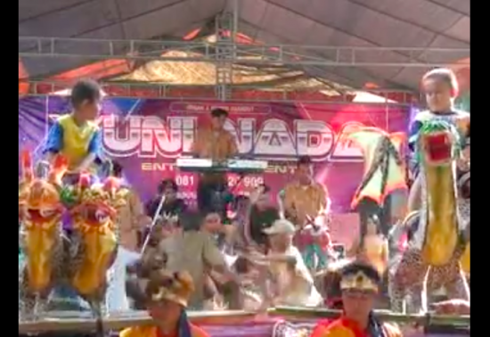 Panggung dangdut ambrol ketika penonton asyik berjoget dengan biduan