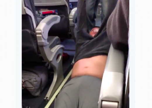 Penumpang United Airlines diseret keluar paksa karena alasan pesawat overbooked