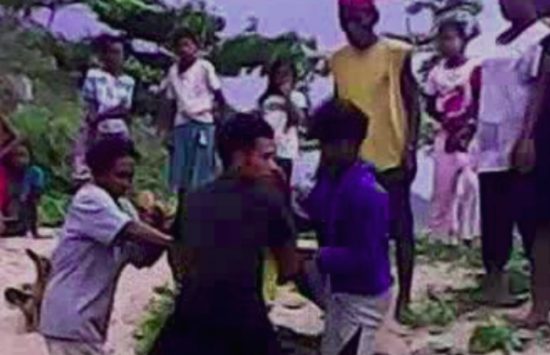 Watch: Potongan tubuh manusia dikeluarkan dari perut buaya di Maluku dalam sebuah video viral