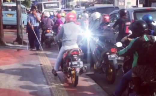 Watch: Pengendara motor naik trotoar ganggu jalur khusus tunanetra