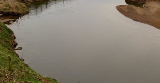 Demi bisa sekolah, anak-anak di pegunungan Argopuro nekat terjang derasnya sungai