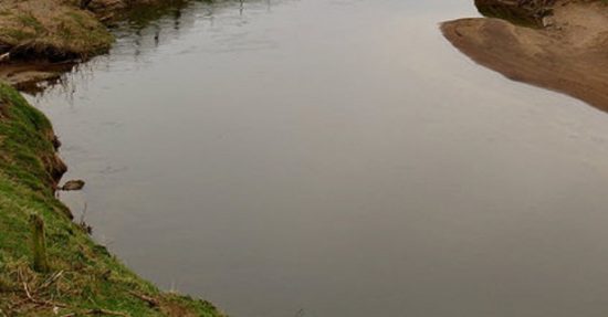 Demi bisa sekolah, anak-anak di pegunungan Argopuro nekat terjang derasnya sungai