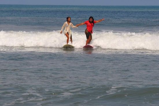 Selamat Hari Kartini: Surfer girls Bali berselancar mengenakan kebaya