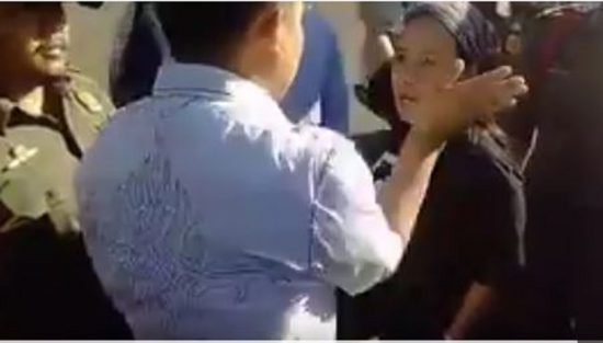 Watch: Perwira polisi menampar demonstran wanita di Tangerang