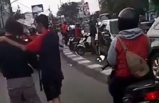 Watch: Korban tawuran berjalan dengan celurit menancap di kepala