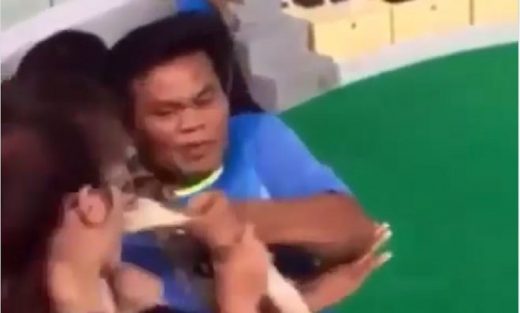 Video: Mau cium ular, mulut penonton malah digigit dan susah lepas