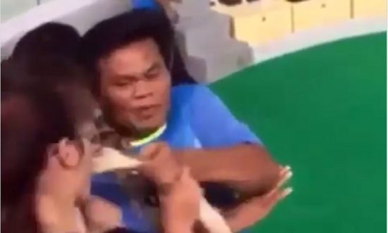 Video: Mau cium ular, mulut penonton malah digigit dan susah lepas
