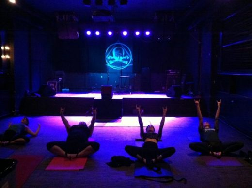 Anti mainstream: Kelas yoga tapi pakai musik heavy metal