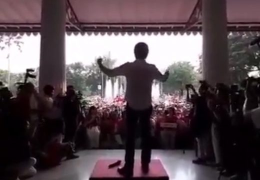 Watch: Saat ratusan orang nyanyikan ‘Rayuan Pulau Kelapa’ untuk Ahok di Balai Kota