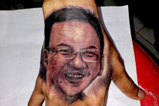 Rapper Young Lex menato tangannya dengan wajah Ahok