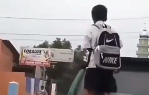 Watch: Anak sekolah naik di bagian belakang luar angkot kayak cicak