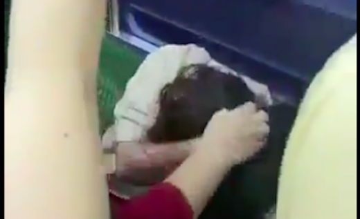 Dua orang jambak-jambakan dalam gerbong KRL khusus wanita karena rebutan kursi (Video)