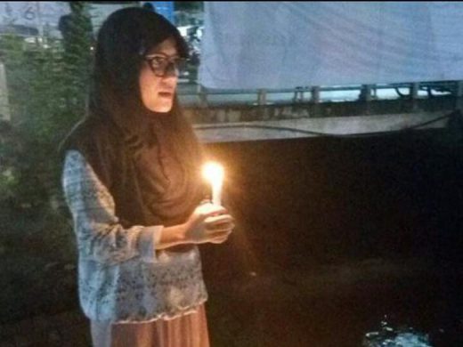 Seorang perempuan lakukan ‘Aksi Lilin Keadilan di Padang’ untuk Ahok sendirian