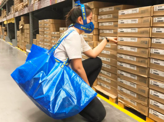 Cool! Ketika tas plastik IKEA dikreasikan jadi barang fashion keren