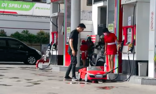 WATCH: ’Toy Car Prank’, ke restoran hingga ke SPBU dengan mobil mainan