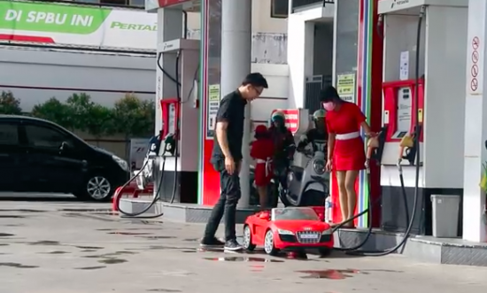 WATCH: ’Toy Car Prank’, ke restoran hingga ke SPBU dengan mobil mainan