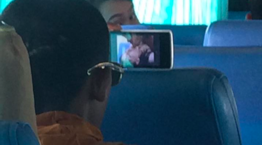 Pria berpakaian mirip biksu di Bangkok nonton video mesum saat berada dalam bis