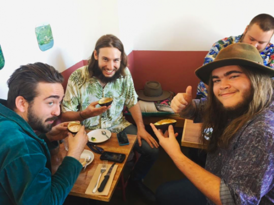 Avolatte: Menikmati caffe latte dengan cangkir dari kulit alpukat