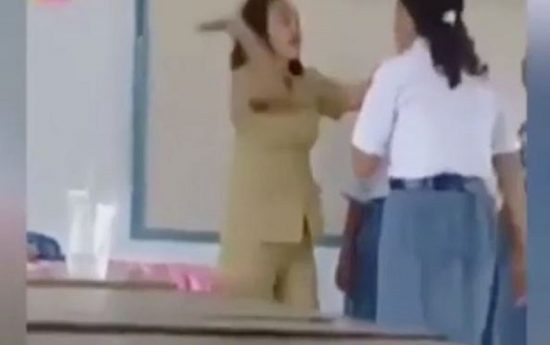 Video ibu guru tampar empat murid perempuan tersebar, mendidik kok pakai kekerasan?