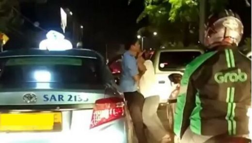 Watch: Dua orang pukul-pukulan di tengah kemacetan Jakarta