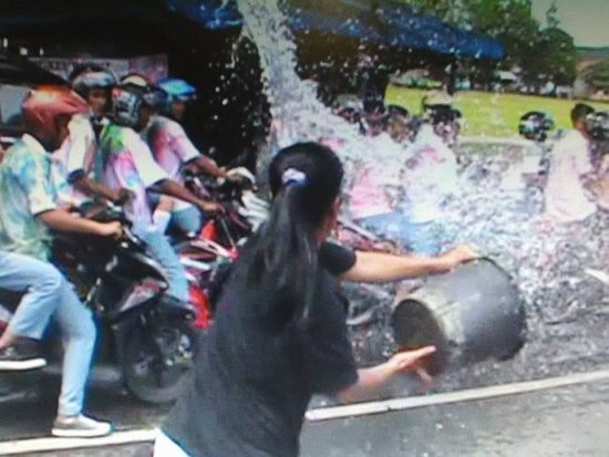 Watch: Saking kesalnya, ibu-ibu siram konvoi kelulusan SMA di Madiun supaya bubar