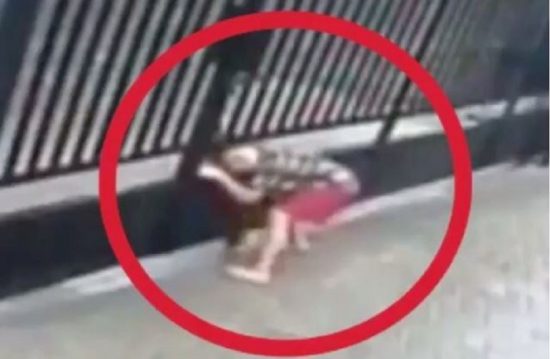 Watch: Anak kecil kepalanya nyangkut setelah coba terobos pagar besi