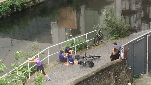 #CoinsByTheCanal: Reaksi orang lewat melihat tumpukan uang logam di pinggir jalan