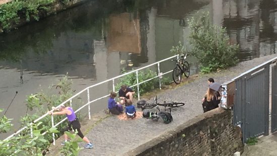 #CoinsByTheCanal: Reaksi orang lewat melihat tumpukan uang logam di pinggir jalan