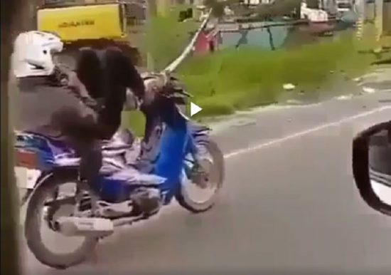 WATCH:  Naik motor pegang setangnya pakai kaki, tangannya malah main hape