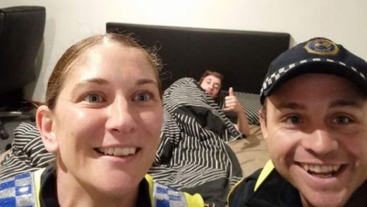 Polisi selfie di HP pria mabuk setelah mengantarkannya ke rumah