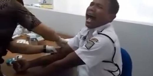 WATCH: Video satpam yang teriak ketakutan ketika akan disuntik