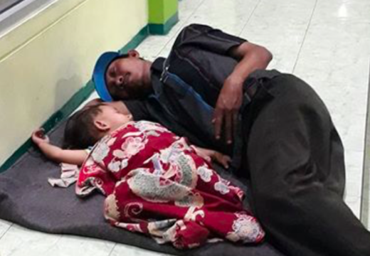 Mengharukan: Kisah bapak tukang bakso harus membawa anaknya yang masih kecil berjualan