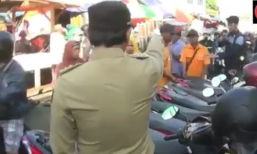 Wali Kota Bogor, Bima Arya tendang motor yang parkir sembarangan di area pasar