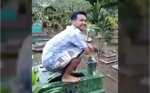 Sekelompok pemuda nekat berjoget aneh gak jelas di atas nisan kuburan (Video)