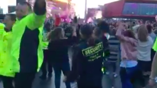 Petugas keamanan acara turut merasakan kebahagiaan di konser #OneLoveManchester