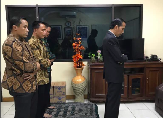 Gara-gara design jam dinding, netizen mengira Presiden Jokowi Salat Maghrib pukul 12