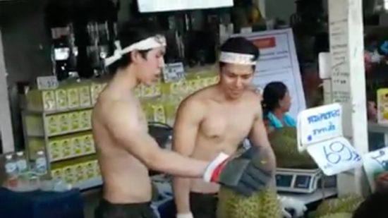 Tiga cowok Thailand topless jualan durian, tokonya rame banget