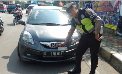 Polisi tilang mobil berpelat nomor “Gigolo” di Purwakarta