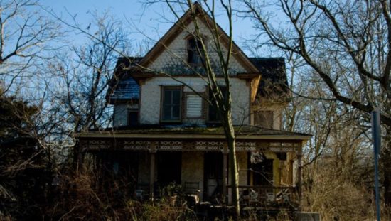 Tertarik kerja sebagai pengasuh anak di rumah berhantu? Gajinya besar loh