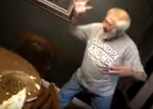 Watch: Reaksi lebay bule nyium bau duren sampe ngamuk-ngamuk