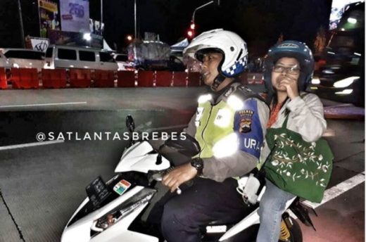 Ditinggal saat buang air kecil di SPBU, foto seorang ibu ngebonceng polisi ngejar bus mudik viral