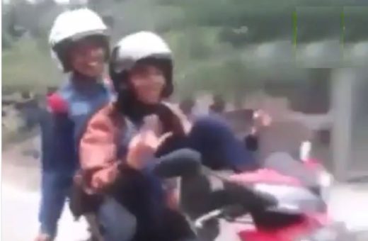 Kebanyakan gaya: Pengendara motor jatuhkan pemboncengnya saat mencoba beratraksi di jalan raya