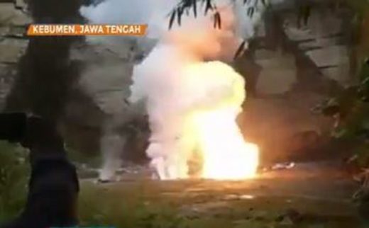 Polisi Kebumen bakar barang bukti petasan, 17 rumah warga rusak dan 1 orang terkena serangan jantung